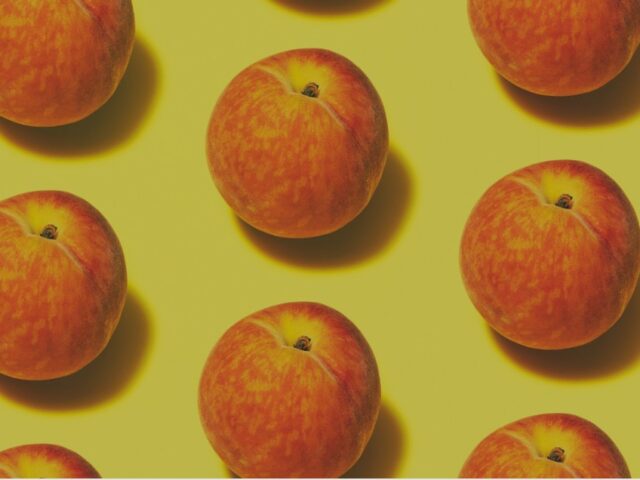 un pattern d'illustration de pommes qui se répète sur fond jaune